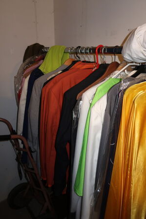 Stativ med div. "udklædningstøj"