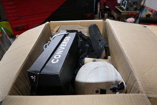 Div. Kasser med udklædningstøj, fodtøj m.m.