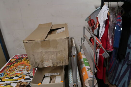 Bord med indpakningspapir m.m.