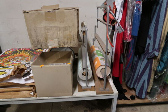 Bord med indpakningspapir m.m.