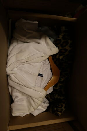 Div. Kasser med udklædningstøj, fodtøj m.m.