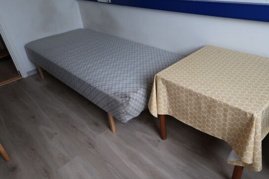 Rum med indhold bl.a. seng, bord, skabe, lænestol m.m.