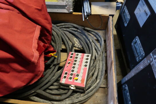 Palle med div. Lamper, ledninger m.m.