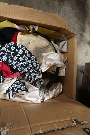 Div. Kasser med udklædningstøj, fodtøj m.m.