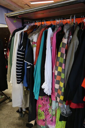 Stativ med div. "udklædningstøj"