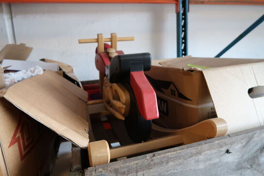 Palle med div. Spil samt gyngehest