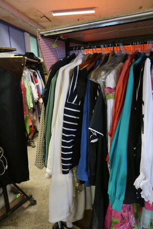 Stativ med div. "udklædningstøj"