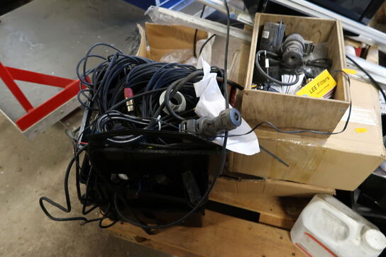 Palle med div. Ledninger, forstærker m.m.