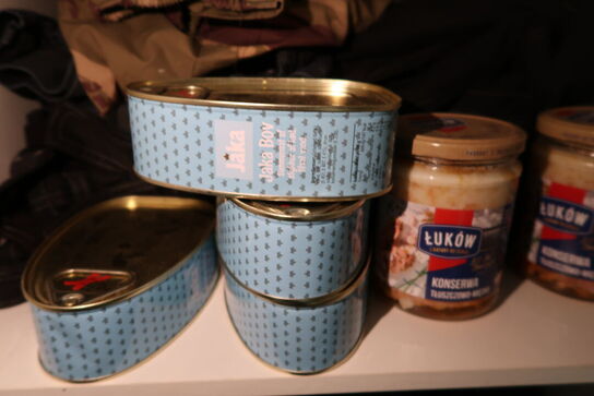 Rum med indhold bl.a. seng, div. Skabe, maleri, vægure m.m.