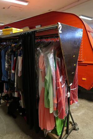 Stativ med div. "udklædningstøj"