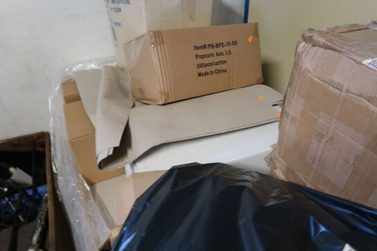 2 stk. paller med popcornbægre m.m.