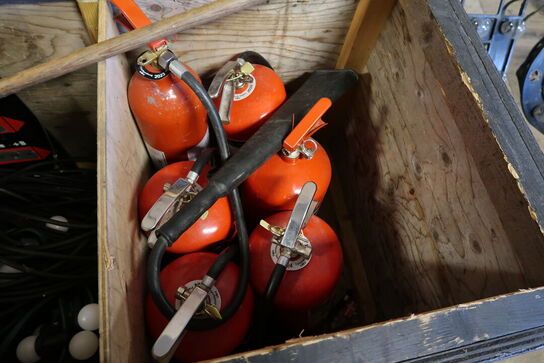 Opbevaringkasse med div. Kabler, lys, ildslukkere m.m.