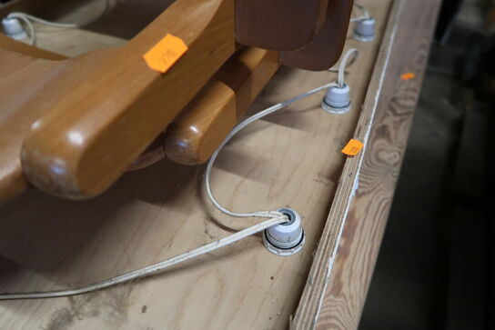 2 stk. højstole samt lysskilt