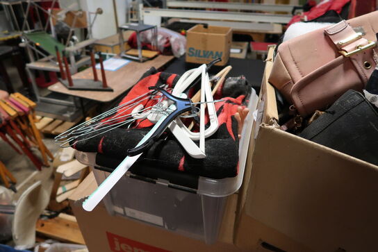 Div. Kasser med udklædningstøj, fodtøj m.m.