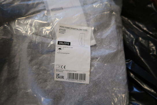 Palle med arbejdsbukser, kildevand m.m.