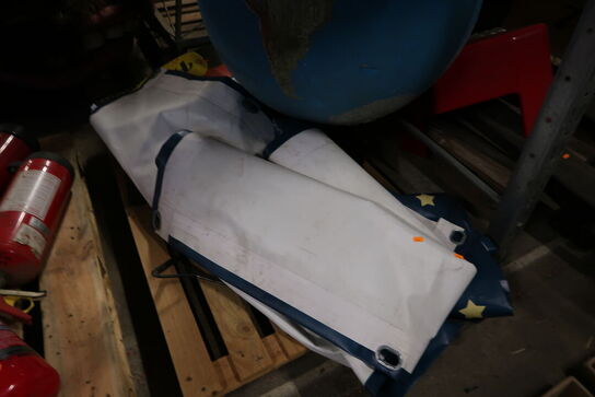 Palle med div. Presenninger samt rekvisit