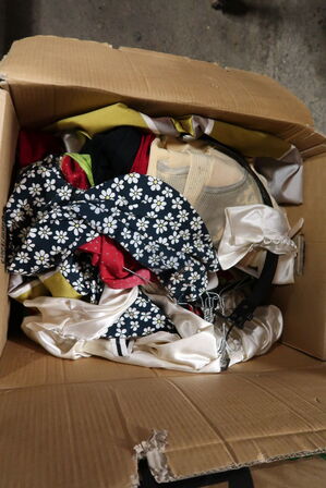 Div. Kasser med udklædningstøj, fodtøj m.m.