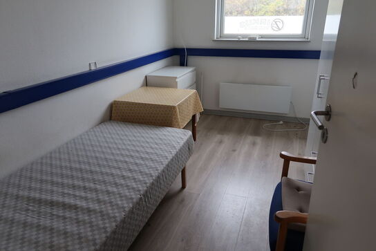 Rum med indhold bl.a. seng, bord, skabe, lænestol m.m.