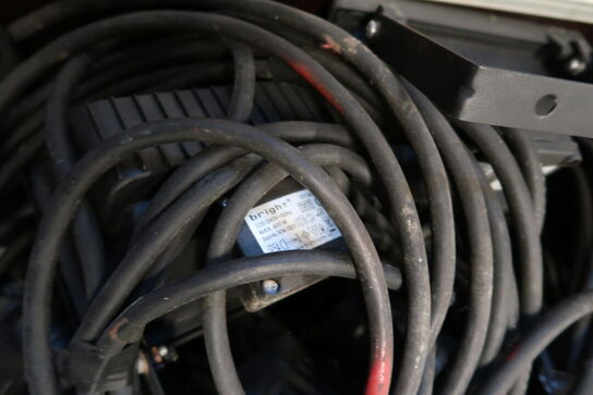 Palle med div. Lamper, ledninger m.m.