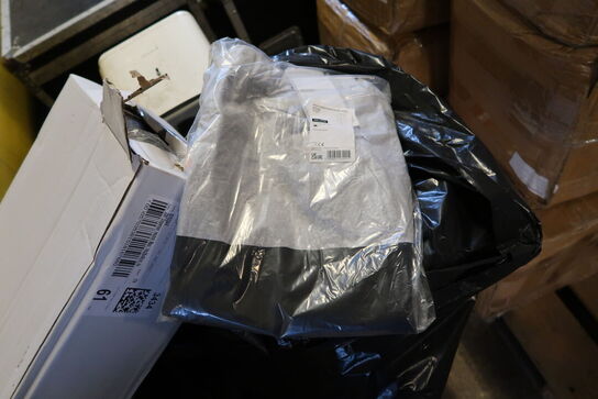 Palle med arbejdsbukser, kildevand m.m.