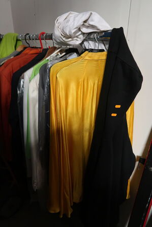 Stativ med div. "udklædningstøj"