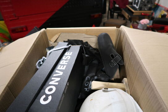 Div. Kasser med udklædningstøj, fodtøj m.m.