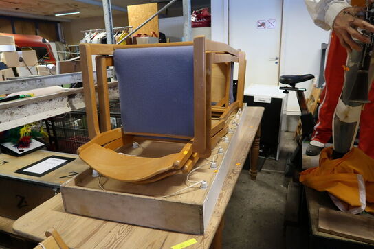 2 stk. højstole samt lysskilt