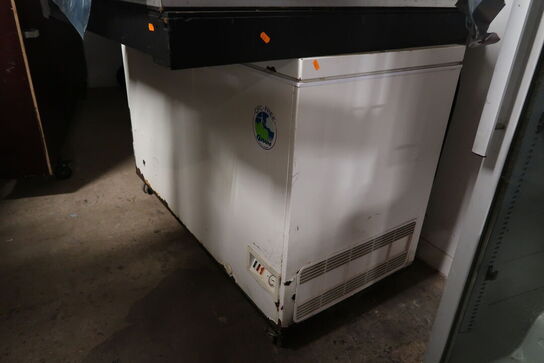 Kummefryser samt indhold ovenpå