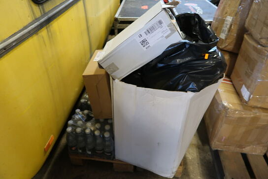 Palle med arbejdsbukser, kildevand m.m.