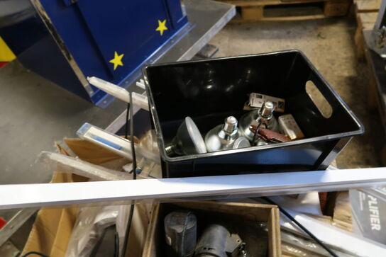 Palle med div. Ledninger, forstærker m.m.