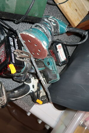 2 stk. akku håndværktøj MAKITA med 6 stk. batterier og 2 stk. ladere m.m.