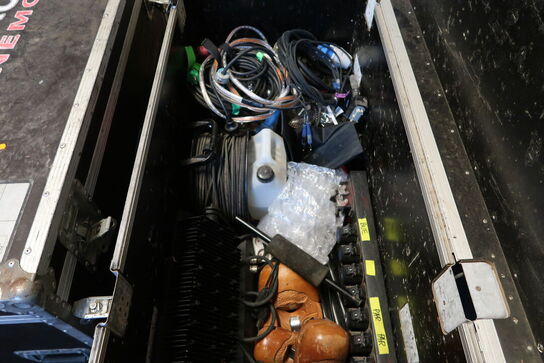Flightcase med div. Ledninger, lamper m.m.