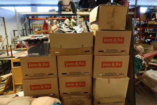 Div. Kasser med udklædningstøj, fodtøj m.m.