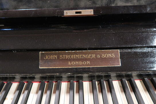 Klaver JOHN STROHMENGER & SONS London samt stol