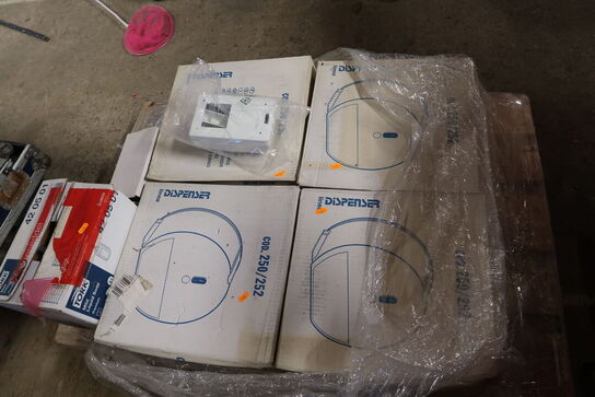 Palle med toiletpapir dispensere m.m.