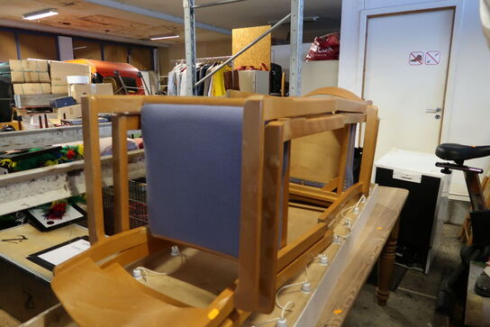 2 stk. højstole samt lysskilt