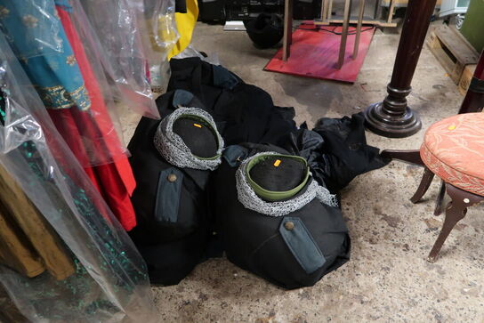 Stativ med div. "udklædningstøj"