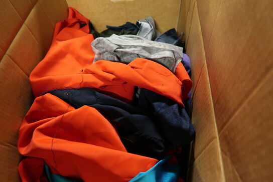 Div. Kasser med udklædningstøj, fodtøj m.m.