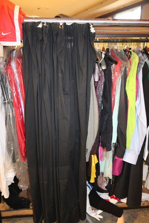 Stativ med div. "udklædningstøj"