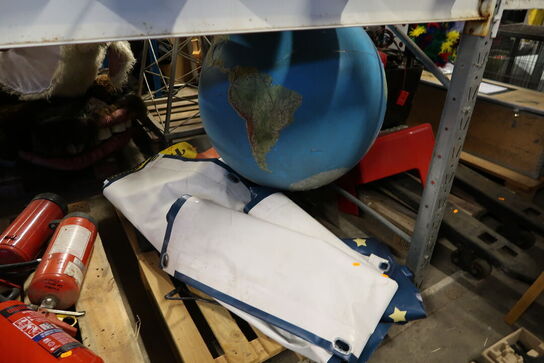 Palle med div. Presenninger samt rekvisit