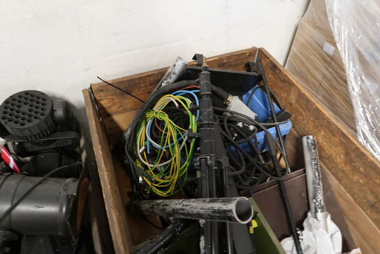 Palle med div. Stativer, ledninger m.m.