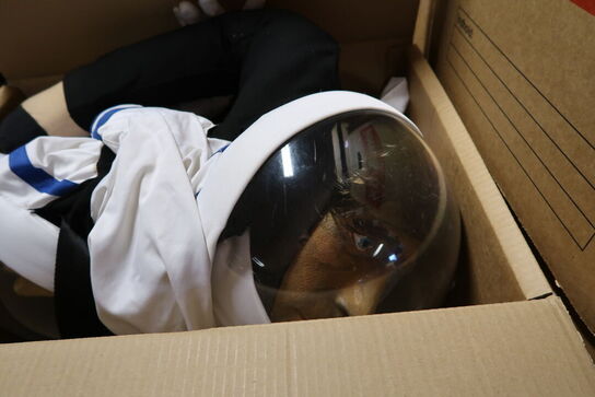 Div. Kasser med udklædningstøj, fodtøj m.m.