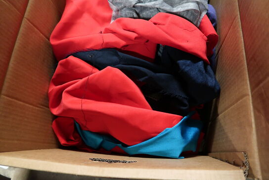 Div. Kasser med udklædningstøj, fodtøj m.m.