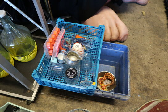 Div. Kasser samt kurv med indhold