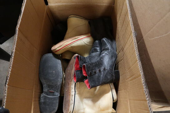 Div. Kasser med udklædningstøj, fodtøj m.m.