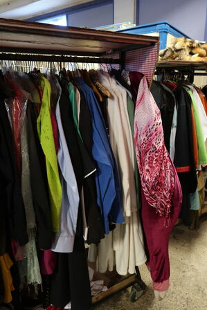 Stativ med div. "udklædningstøj"