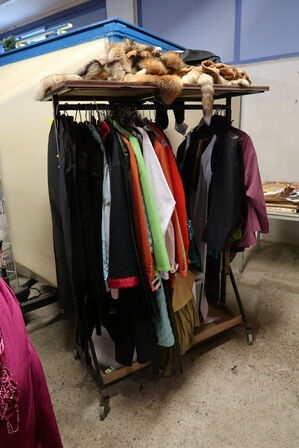 Stativ med div. "udklædningstøj"