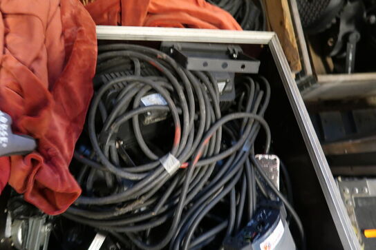 Palle med div. Lamper, ledninger m.m.