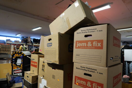 Div. Kasser med udklædningstøj, fodtøj m.m.