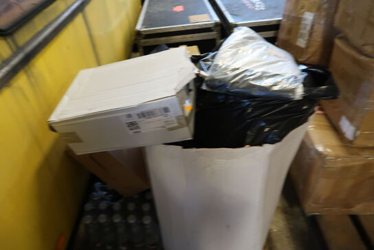 Palle med arbejdsbukser, kildevand m.m.